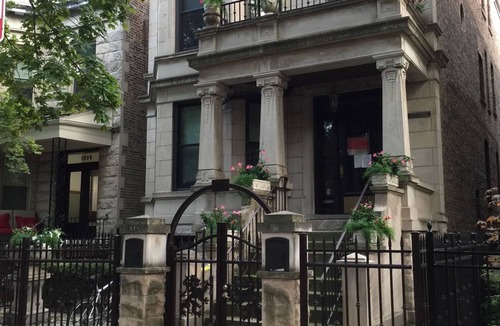 Wrigleyville House | Vintage Wrigleyville Apartment + Free Parking