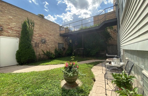 Wrigleyville House | Vintage Wrigleyville Apartment + Free Parking