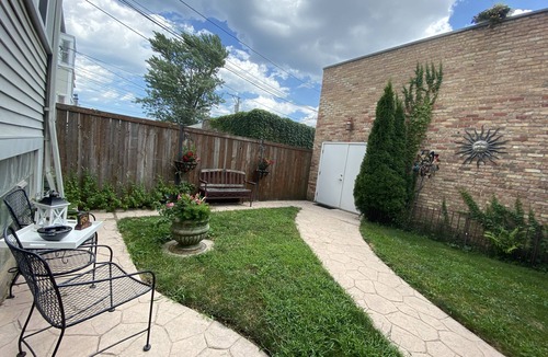 Wrigleyville House | Vintage Wrigleyville Apartment + Free Parking