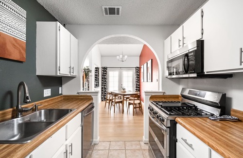 Buckingham Estates House | Vinyl Nest: Patio & Grill | Music | Sleeps 10