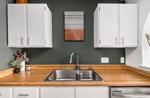 Buckingham Estates House | Vinyl Nest: Patio & Grill | Music | Sleeps 10