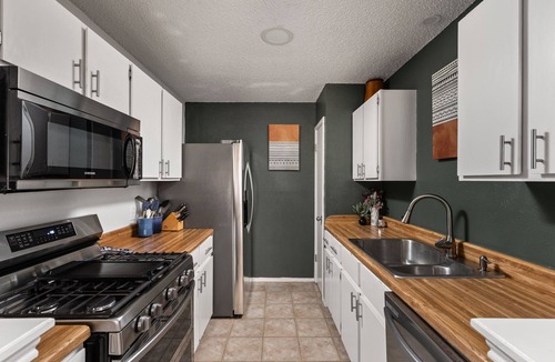 Buckingham Estates House | Vinyl Nest: Patio & Grill | Music | Sleeps 10