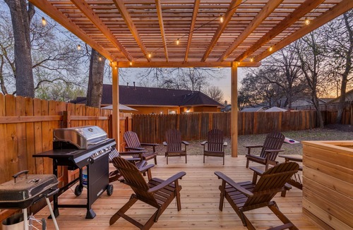 Buckingham Estates House | Vinyl Nest: Patio & Grill | Music | Sleeps 10
