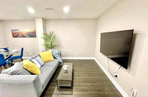 Richmond Hill Apartment | Violet Escape Modern Apt 1B 1B, Kitchen, Parking