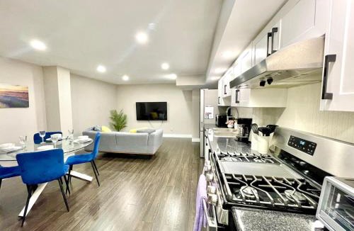Richmond Hill Apartment | Violet Escape Modern Apt 1B 1B, Kitchen, Parking