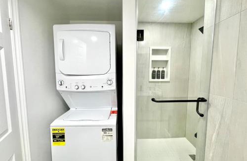 Richmond Hill Apartment | Violet Escape Modern Apt 1B 1B, Kitchen, Parking