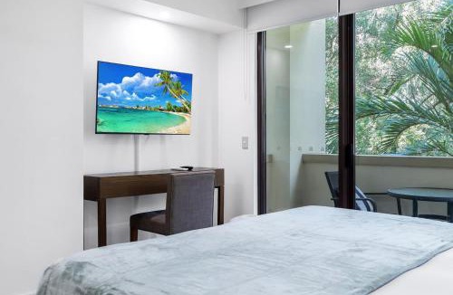 Palm Cove Apartment | Violet Studio - Seaside Nook with Resort Pools and Spa