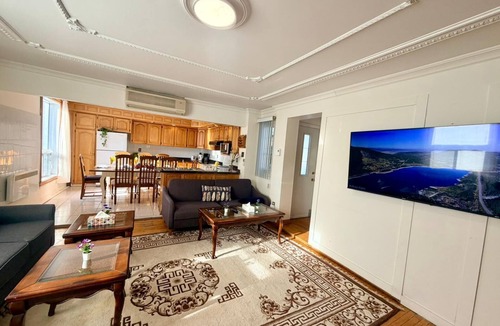 Outremont House | VIP Nightlife Destination Combo Units- Sleep 21-Free Parking