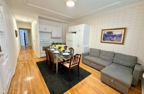 Outremont House | VIP Nightlife Destination Combo Units- Sleep 21-Free Parking