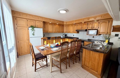 Outremont House | VIP Nightlife Destination Combo Units- Sleep 21-Free Parking