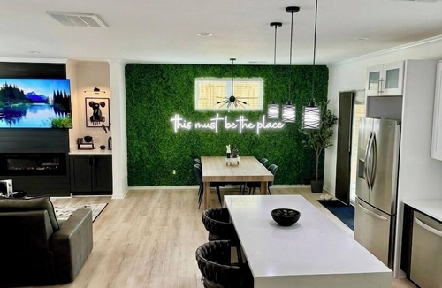 Enderly Park House | VIP Villa ~ Near Uptown ~ FirePit ~ Games ~ Turf