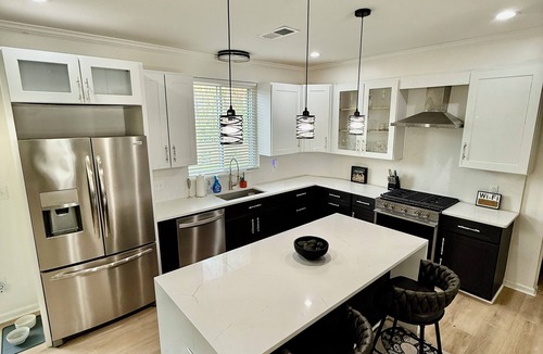 Enderly Park House | VIP Villa ~ Near Uptown ~ FirePit ~ Games ~ Turf