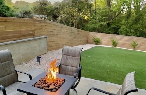 Enderly Park House | VIP Villa ~ Near Uptown ~ FirePit ~ Games ~ Turf