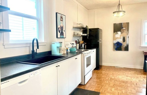 Saskatoon Downtown House | VIP YXE - University |Two Bedroom Main Floor Suite