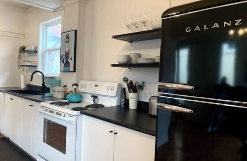Saskatoon Downtown House | VIP YXE - University |Two Bedroom Main Floor Suite