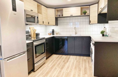 Saskatoon Downtown House | VIP YXE - Varsity View | 1 Bedroom Suite Near RUH