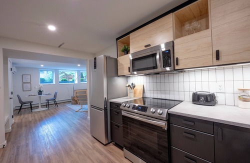 Saskatoon Downtown House | VIP YXE - Varsity View | 1 Bedroom Suite Near RUH