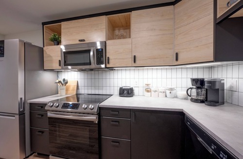 Saskatoon Downtown House | VIP YXE - Varsity View | 1 Bedroom Suite Near RUH