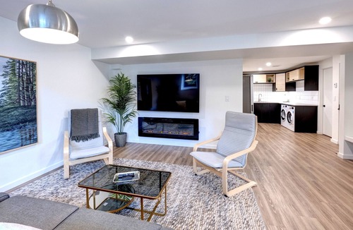 Saskatoon Downtown House | VIP YXE - Varsity View | 1 Bedroom Suite Near RUH