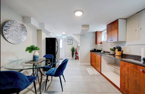 Brampton House | Virbrant urban Oasis