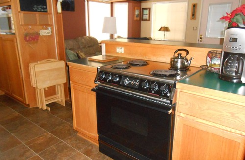 River West Cottage | Visit Bend! Cozy, Pet Friendly, Secluded Yard & Garage!