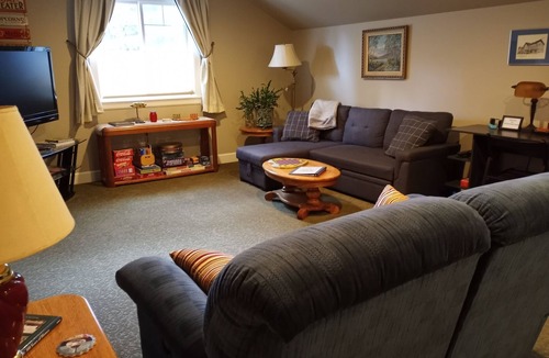 Larkspur Apartment | Visit Bend Oregon! Spacious and Comfortable! Pets OK!