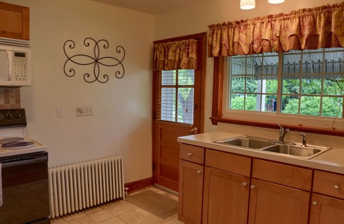 McKnightstown House | Visit our charming cottage this Fall & Winter. Enjoy the Scenery & Ski Slopes.