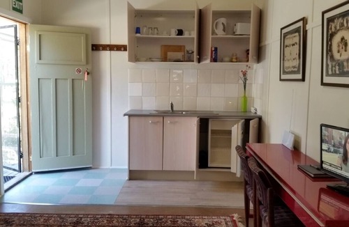 Mandalong Cabin | Visit our Stables Studio, for a relaxing & rejuvenating weekend away from it all