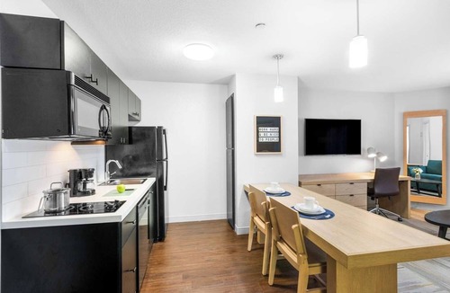 East Congress Hotel | Visit Zilker Park & Lady Bird Lake with Ease! Pet-Friendly Property!