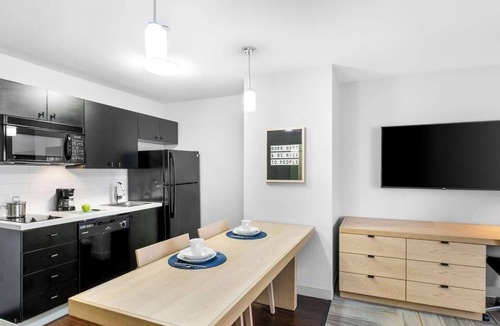 East Congress Hotel | Visit Zilker Park & Lady Bird Lake with Ease! Pet-Friendly Property!