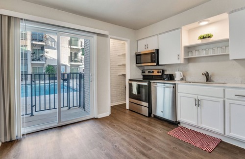 Oak Lawn Apartment | Vista Aqua Downtown-Medical District-Airport With Pool View