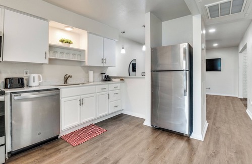 Oak Lawn Apartment | Vista Aqua Downtown-Medical District-Airport With Pool View