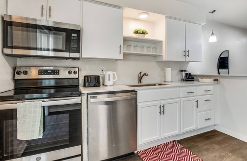 Oak Lawn Apartment | Vista Aqua Downtown-Medical District-Airport With Pool View