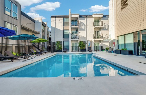 Oak Lawn Apartment | Vista Aqua Downtown-Medical District-Airport With Pool View