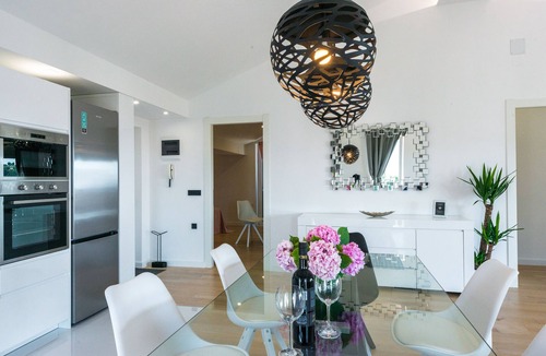 Gornji Kono Apartment | Vista Deluxe Apartment with swimming pool