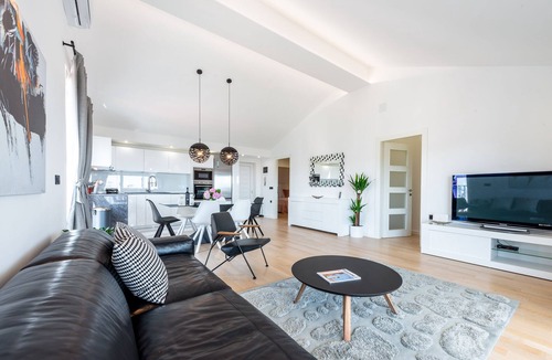 Gornji Kono Apartment | Vista Deluxe Apartment with swimming pool