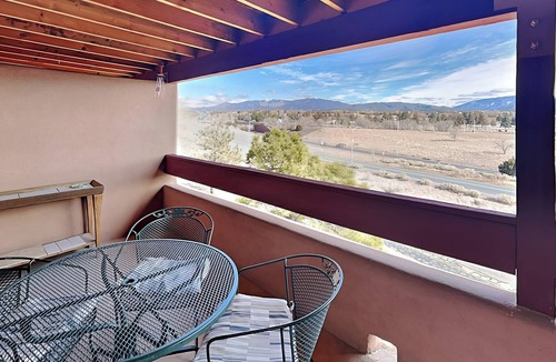 Santa Fe Condo | Vista La Sierra | Pet Friendly, Mountain View!