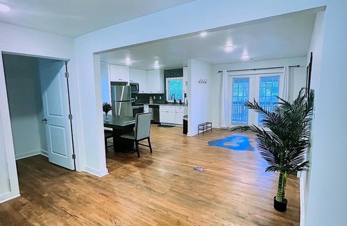 Collier Heights House | Visual Illusion themed 3-bedroom house near downtown Atlanta