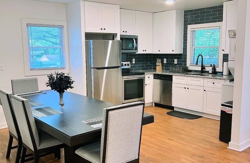 Collier Heights House | Visual Illusion themed 3-bedroom house near downtown Atlanta