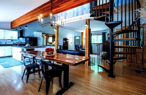 Niles House | Visually stunning 3bedroom Modernized Country home with a Loft, Hot tub and Pool