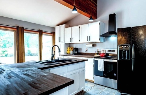 Niles House | Visually stunning 3bedroom Modernized Country home with a Loft, Hot tub and Pool