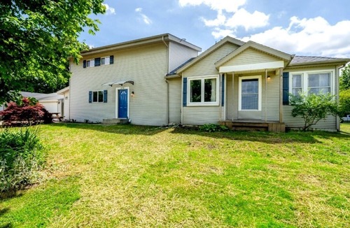 Niles House | Visually stunning 3bedroom Modernized Country home with a Loft, Hot tub and Pool