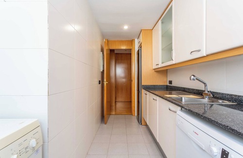 Almenara Apartment | Viva la esencia de Madrid desde este luminoso apartamento de 90 m² en el corazón de Chamartín, situado en el emblemático Paseo de la Castellana 118. Su ubicación es inmejorable