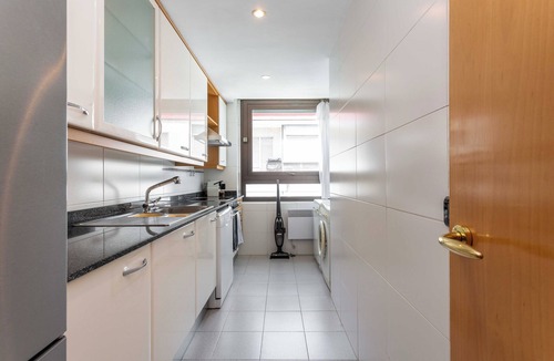 Almenara Apartment | Viva la esencia de Madrid desde este luminoso apartamento de 90 m² en el corazón de Chamartín, situado en el emblemático Paseo de la Castellana 118. Su ubicación es inmejorable