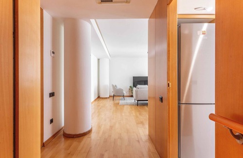 Almenara Apartment | Viva la esencia de Madrid desde este luminoso apartamento de 90 m² en el corazón de Chamartín, situado en el emblemático Paseo de la Castellana 118. Su ubicación es inmejorable