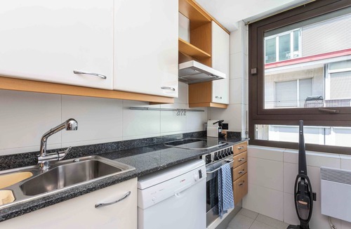 Almenara Apartment | Viva la esencia de Madrid desde este luminoso apartamento de 90 m² en el corazón de Chamartín, situado en el emblemático Paseo de la Castellana 118. Su ubicación es inmejorable