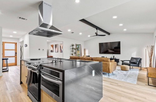 The Colony House | Viva Las Stay/Pool + Hot Tub + Putting Green