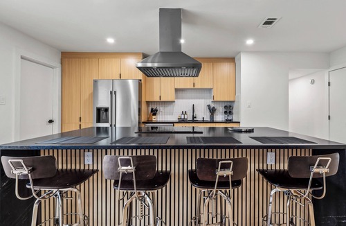 The Colony House | Viva Las Stay/Pool + Hot Tub + Putting Green