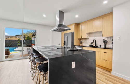 The Colony House | Viva Las Stay/Pool + Hot Tub + Putting Green