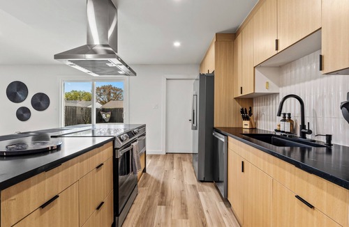 The Colony House | Viva Las Stay/Pool + Hot Tub + Putting Green